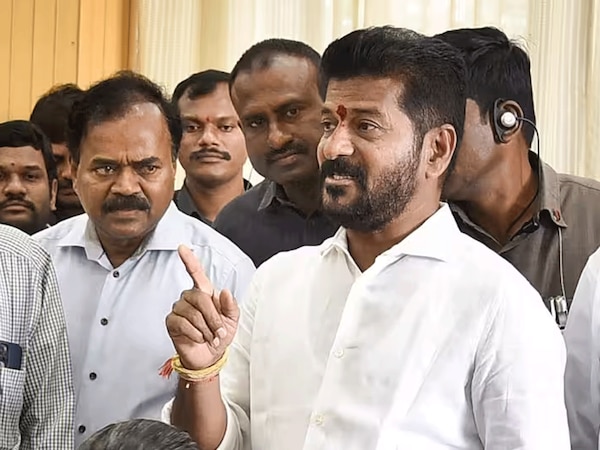 तेलंगाना: पद संभालते ही एक्शन में आए सीएम रेवंत रेड्डी, सरकार के छह सलाहकारों को किया बर्खास्त 