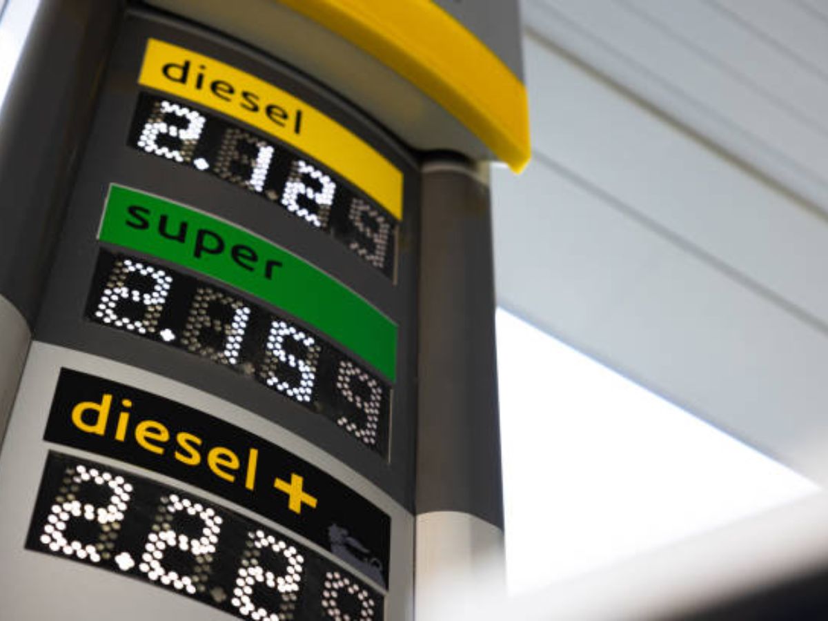 Petrol Diesel Price 10th December 2023: क्या है आपके शहर में पेट्रोल-डीजल के दाम, जल्दी से जान लें नए रेट 