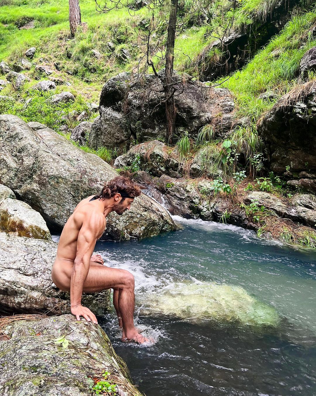 Vidyut Jamwal: 43 साल का एक्टर बना 'टार्जन', जंगलों में बिना कपड़ों के रहा घूम, फोटोज देख लोग बोले- आपसे ये उम्मीद... 13 Vidyut Jamwal: 43 साल का एक्टर बना 'टार्जन', जंगलों में बिना कपड़ों के रहा घूम, फोटोज देख लोग बोले- आपसे ये उम्मीद...