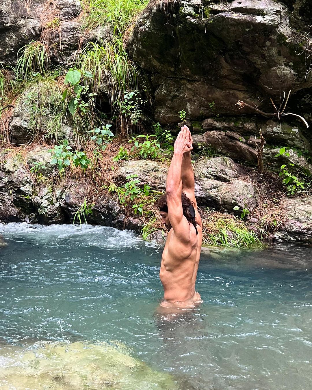 Vidyut Jamwal: 43 साल का एक्टर बना 'टार्जन', जंगलों में बिना कपड़ों के रहा घूम, फोटोज देख लोग बोले- आपसे ये उम्मीद... 14 Vidyut Jamwal: 43 साल का एक्टर बना 'टार्जन', जंगलों में बिना कपड़ों के रहा घूम, फोटोज देख लोग बोले- आपसे ये उम्मीद...