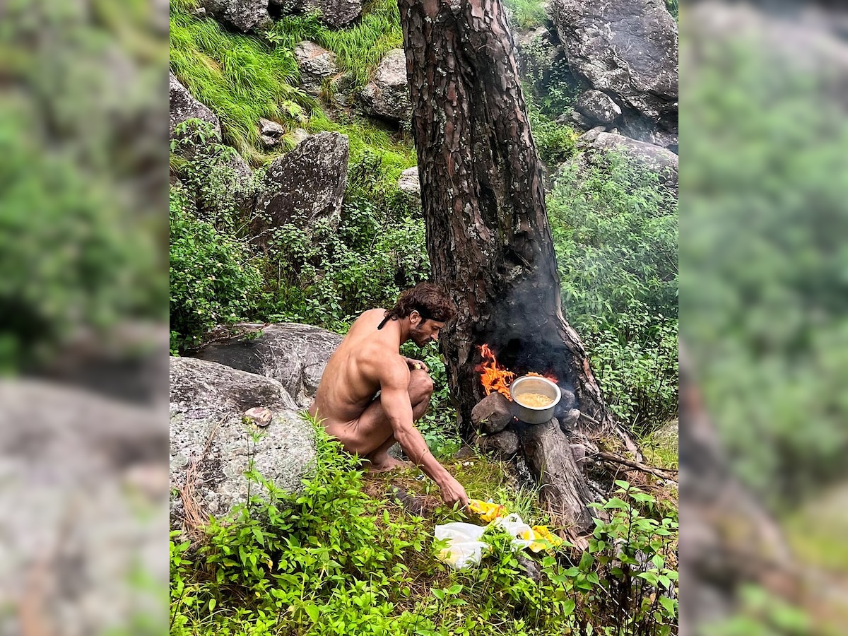 Vidyut Jamwal: 43 साल का एक्टर बना 'टार्जन', जंगलों में बिना कपड़ों के रहा घूम, फोटोज देख लोग बोले- आपसे ये उम्मीद...