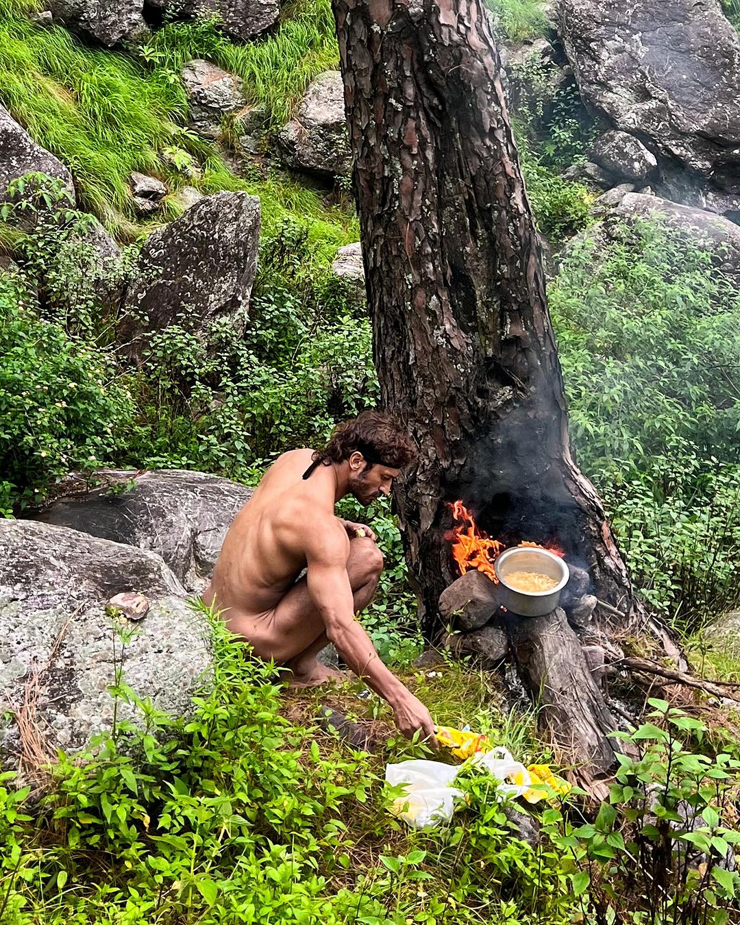Vidyut Jamwal: 43 साल का एक्टर बना 'टार्जन', जंगलों में बिना कपड़ों के रहा घूम, फोटोज देख लोग बोले- आपसे ये उम्मीद... 15 Vidyut Jamwal: 43 साल का एक्टर बना 'टार्जन', जंगलों में बिना कपड़ों के रहा घूम, फोटोज देख लोग बोले- आपसे ये उम्मीद...