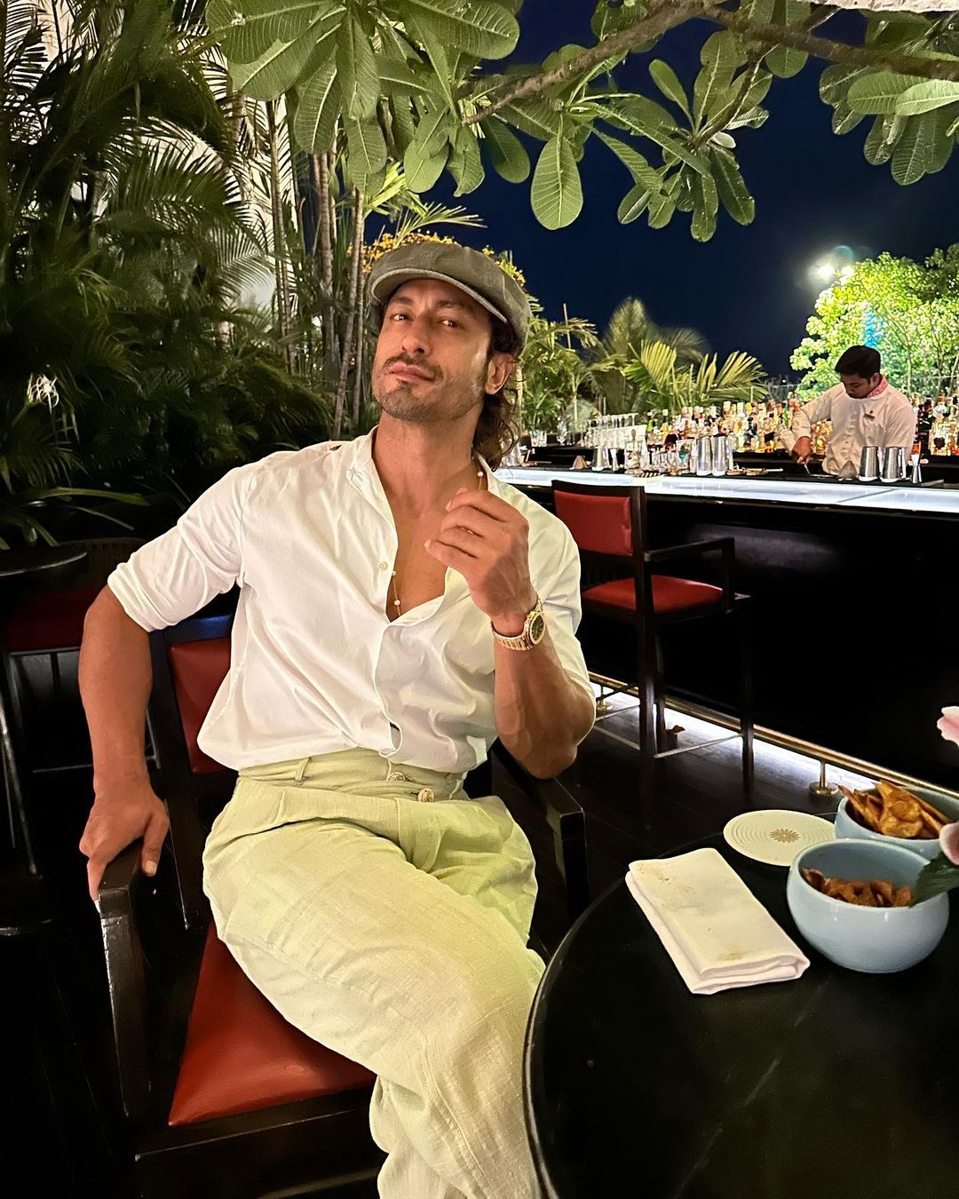 Vidyut Jamwal: 43 साल का एक्टर बना 'टार्जन', जंगलों में बिना कपड़ों के रहा घूम, फोटोज देख लोग बोले- आपसे ये उम्मीद... 16 Vidyut Jamwal: 43 साल का एक्टर बना 'टार्जन', जंगलों में बिना कपड़ों के रहा घूम, फोटोज देख लोग बोले- आपसे ये उम्मीद...