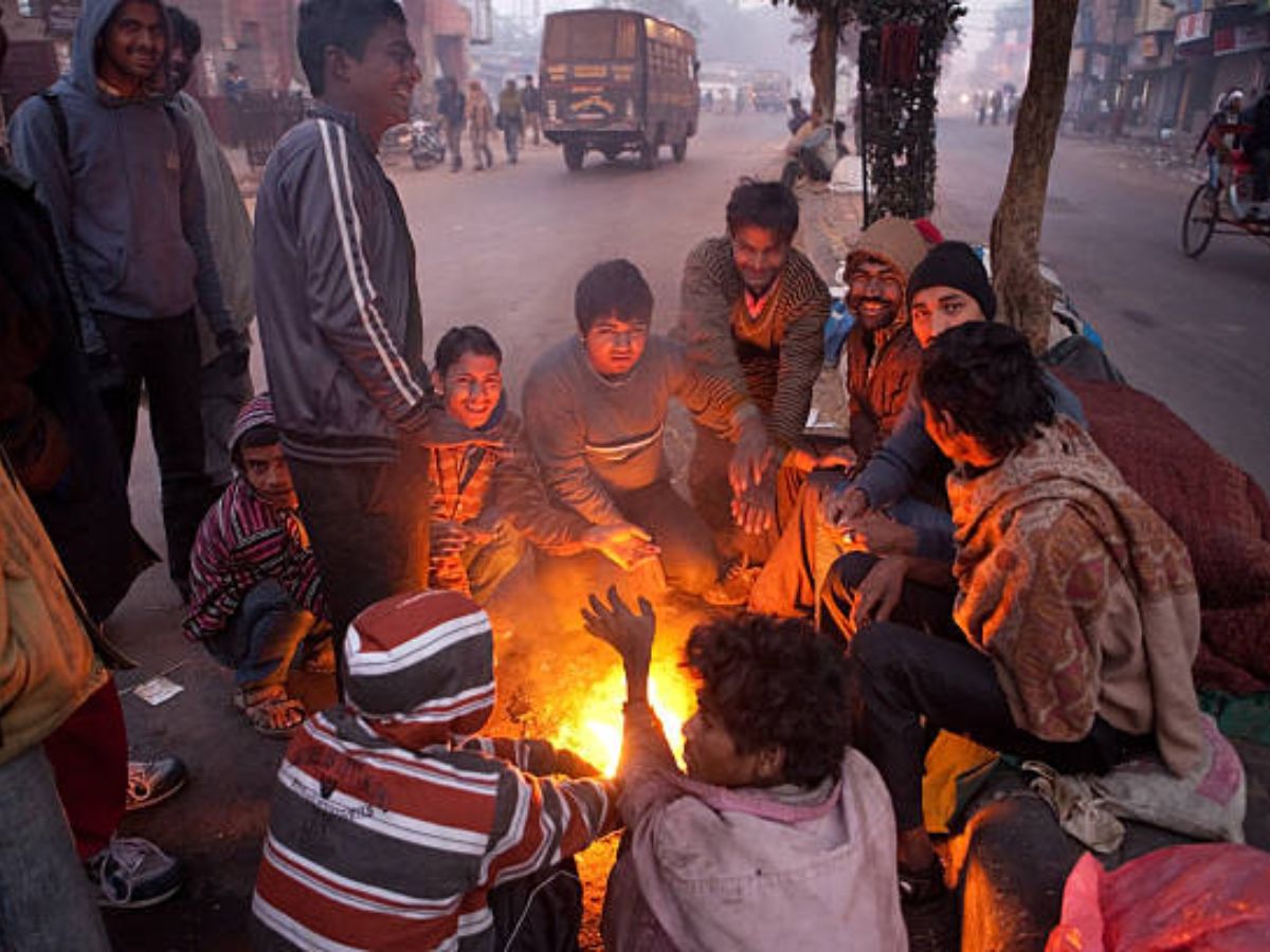 Weather Update: पहाड़ों में बर्फबारी के बाद बढ़ी ठंड, आज इन इलाकों में बारिश के साथ पड़ सकते हैं ओले