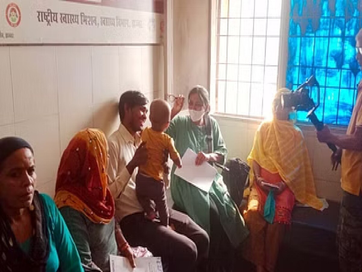 Jhajjar News: सरकारी अस्पतालों में मौजूद नहीं डॉक्टर, सुविधाओं के अभाव में दम तोड़ रहीं स्वास्थ्य सेवाएं