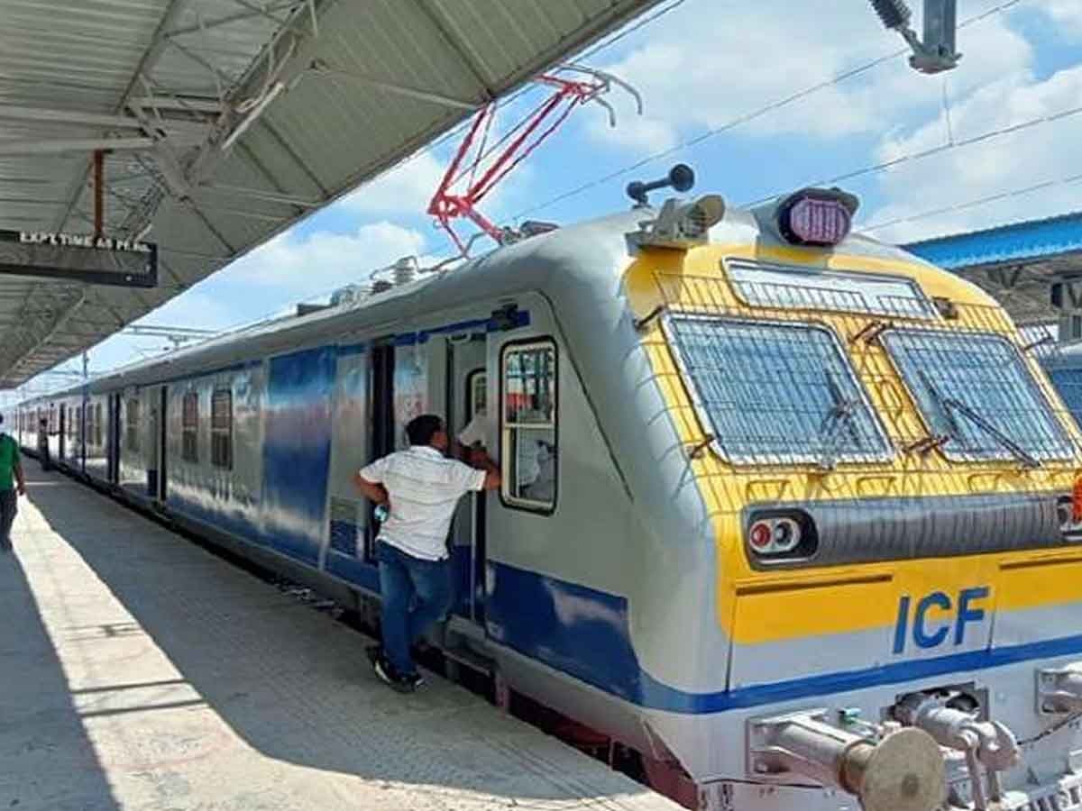 Indian Railway: ट्रेन में AC कोच की बाथरूम में युवती से दुष्कर्म, स्टेशन पर उतकर पीड़िता ने सुनाई आपबीती