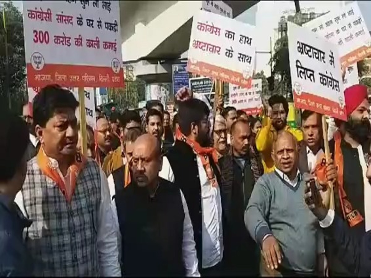 Delhi: मधुबन चौक पर चल रहे भाजपा प्रदर्शन के दौरान विधायक विजेंद्र गुप्ता सहित हिरासत में लिए गए कई नेता 