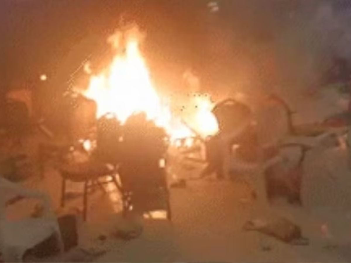Hathras News: अलाव में एकाएक धमाका होने से झुलस गई कई जिंदगियां, ठंड से बचने के लिए ताप रहे थे आग 