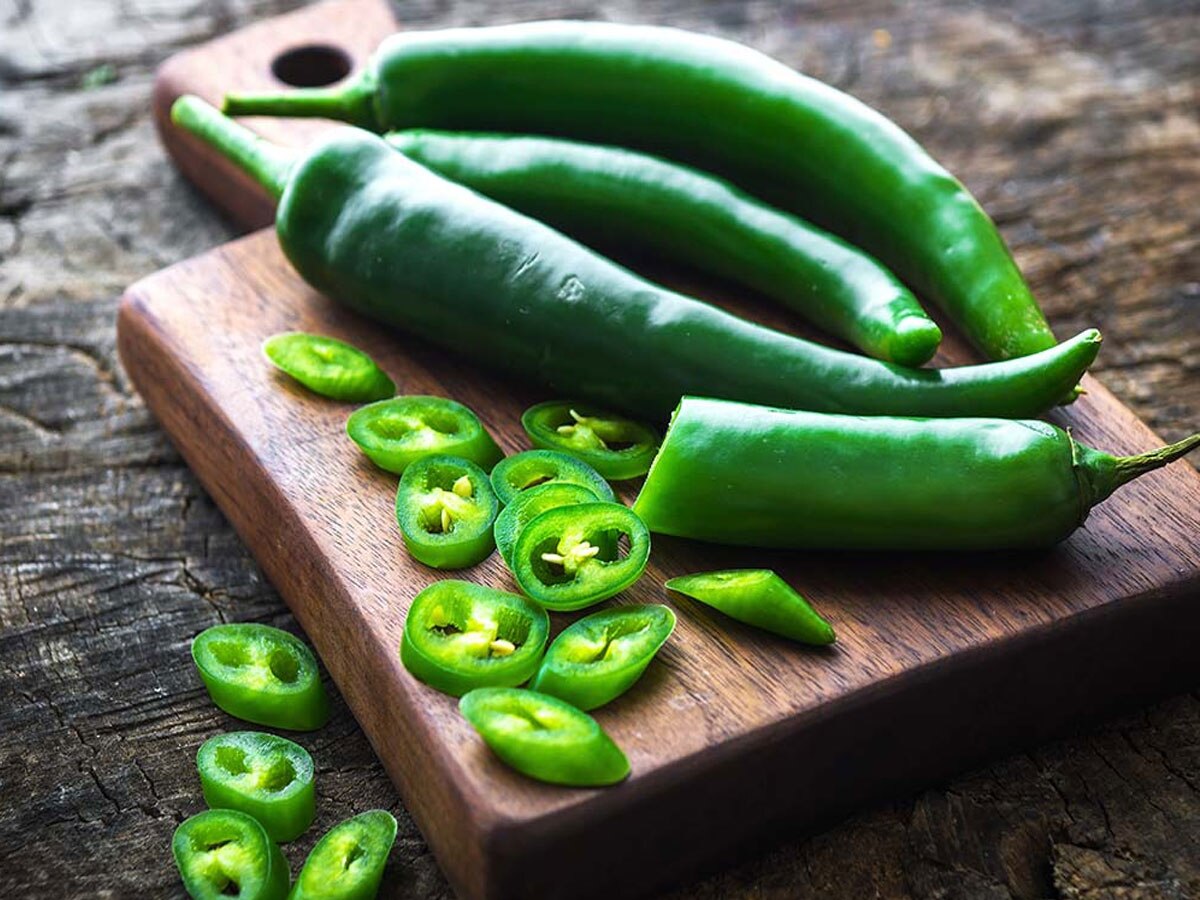Eat 1 green chilli every day in winter you will get these 7 benefits