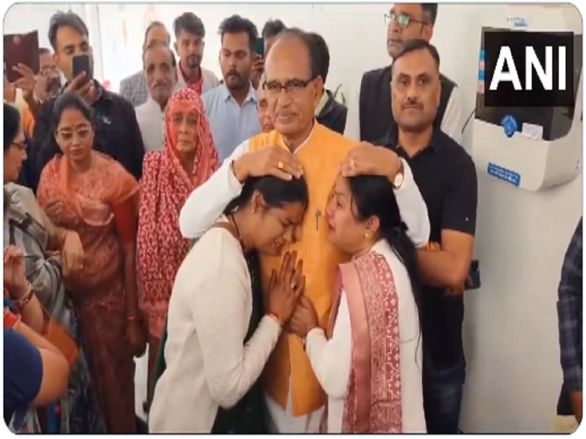 VIDEO: पूर्व सीएम शिवराज सिंह चौहान से मिलकर रोने लगीं महिलाएं, बोलीं- हम आपको नहीं छोड़ेंगे