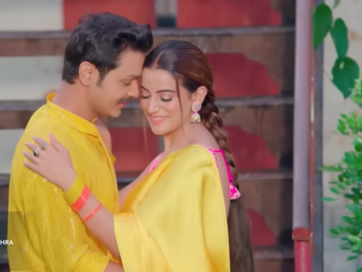 New Bhojpuri Song: अक्षरा सिंह ने पीली साड़ी में गिराई बिजलियां, रोमांटिक गाना 'जुड़वा नैना' हुआ रिलीज