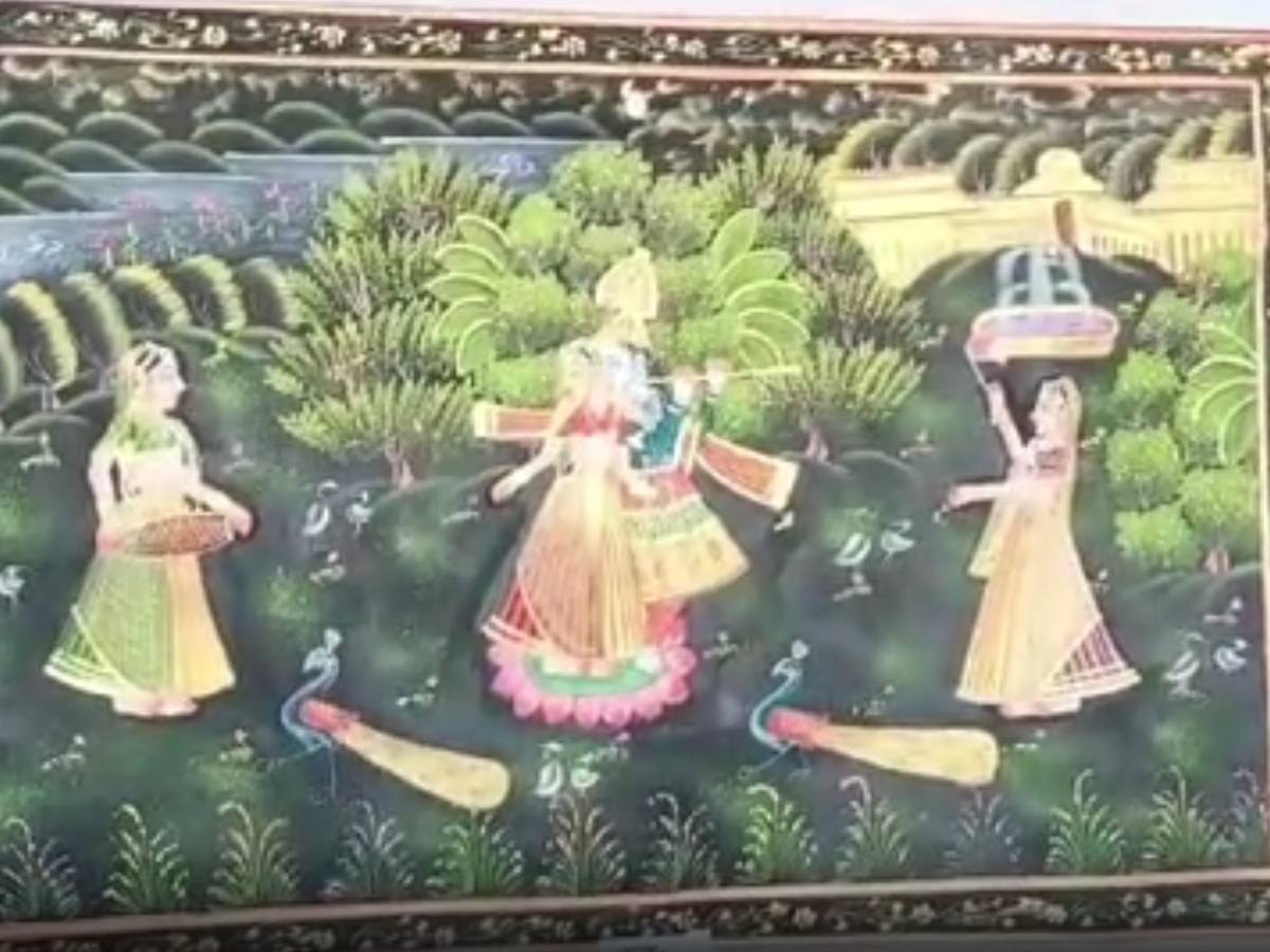 International Gita Mahotsav 2023: खरीदनी है सोने के पानी से बनी भगवान श्रीकृष्ण की पेंटिंग तो इतने में खरीदें