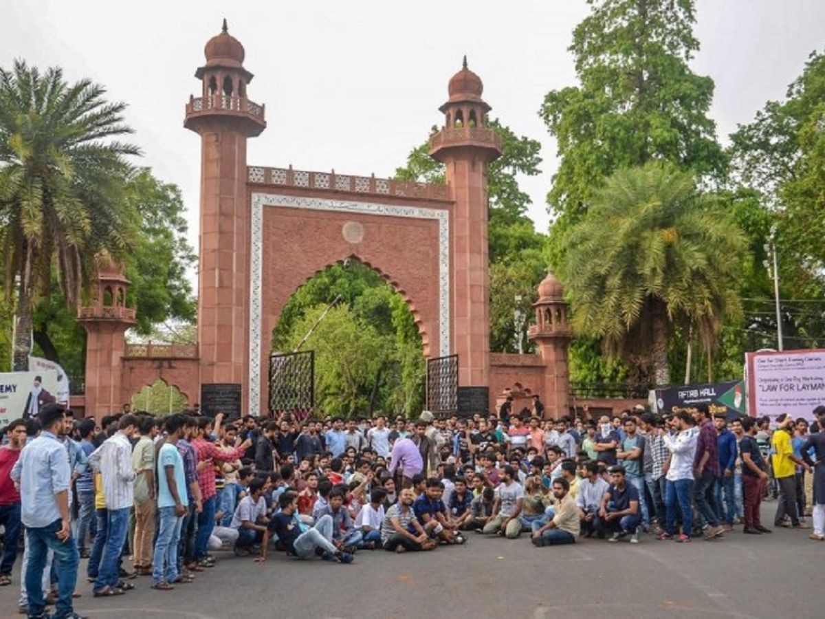 Aligarh news: AMU में छात्र के पैगंबर पर टिप्पणी करने पर बवाल, भीड़  के हमले में बमुश्किल बची जान