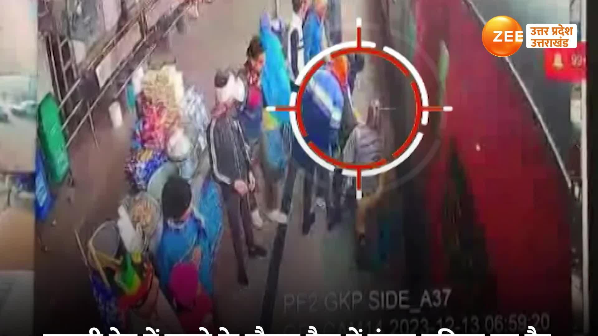 Gonda Railway Station rpf constable save women passengers stuck between ...