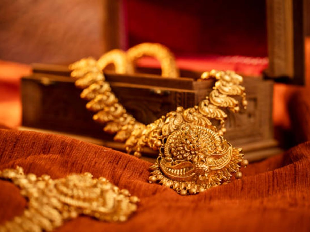 Gold Silver Price: गिर गए सोने चांदी के दाम, जान लें क्या है 10 ग्राम सोने की कीमत