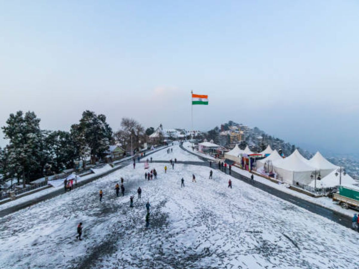 Weather Update: पहाड़ी इलाकों में बर्फबारी के बाद बढ़ी ठिठुरन, शून्य के नीचे पहुंचा पारा 