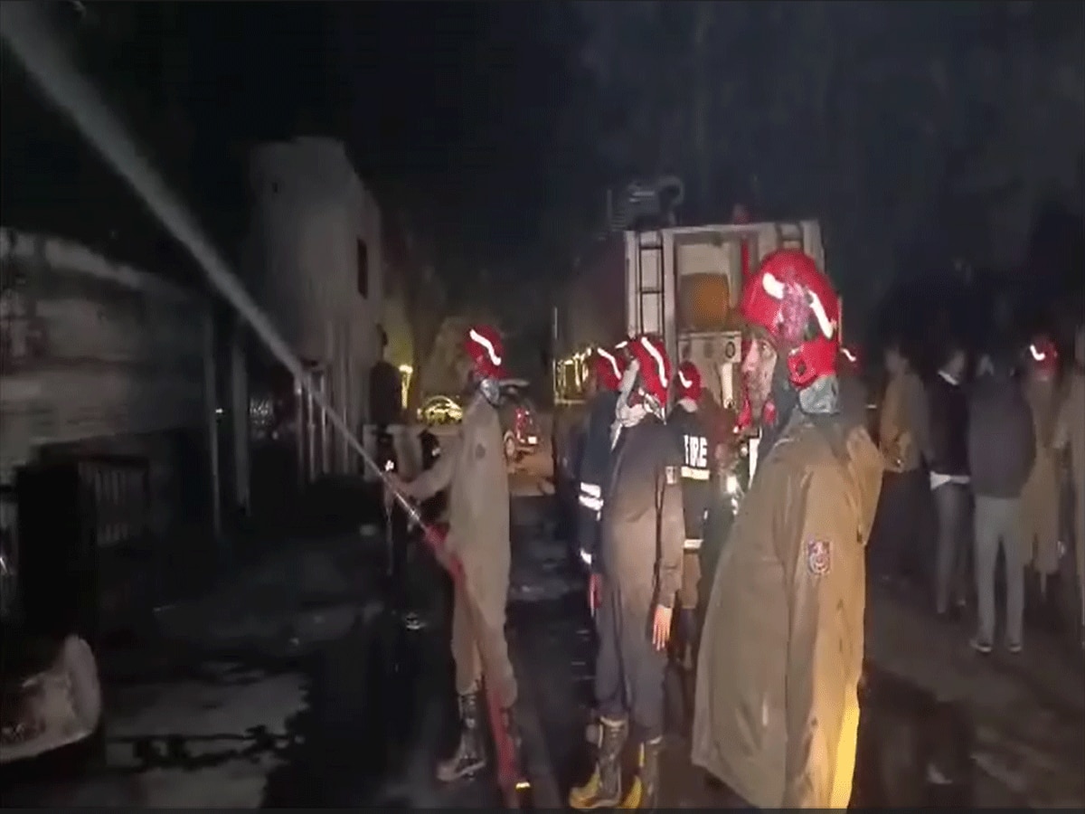 Delhi News: GK में दिखा आग का तांडव, सिलेंडर और AC में ब्लास्ट होने से आग हुई बेकाबू
