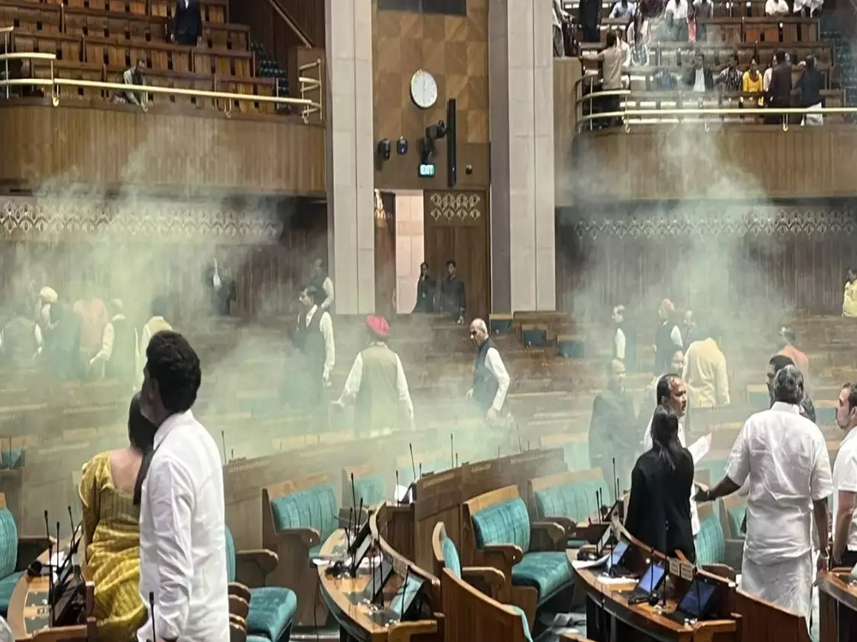 Parliament Security Breach: सिक्योरिटी तोड़ने वालों पर लगा यूएपीए, 5वां शख्स गुरुग्राम से गिरफ्तार Parliament Security Breach: सिक्योरिटी तोड़ने वालों पर लगा यूएपीए, 5वां शख्स गुरुग्राम से गिरफ्तार