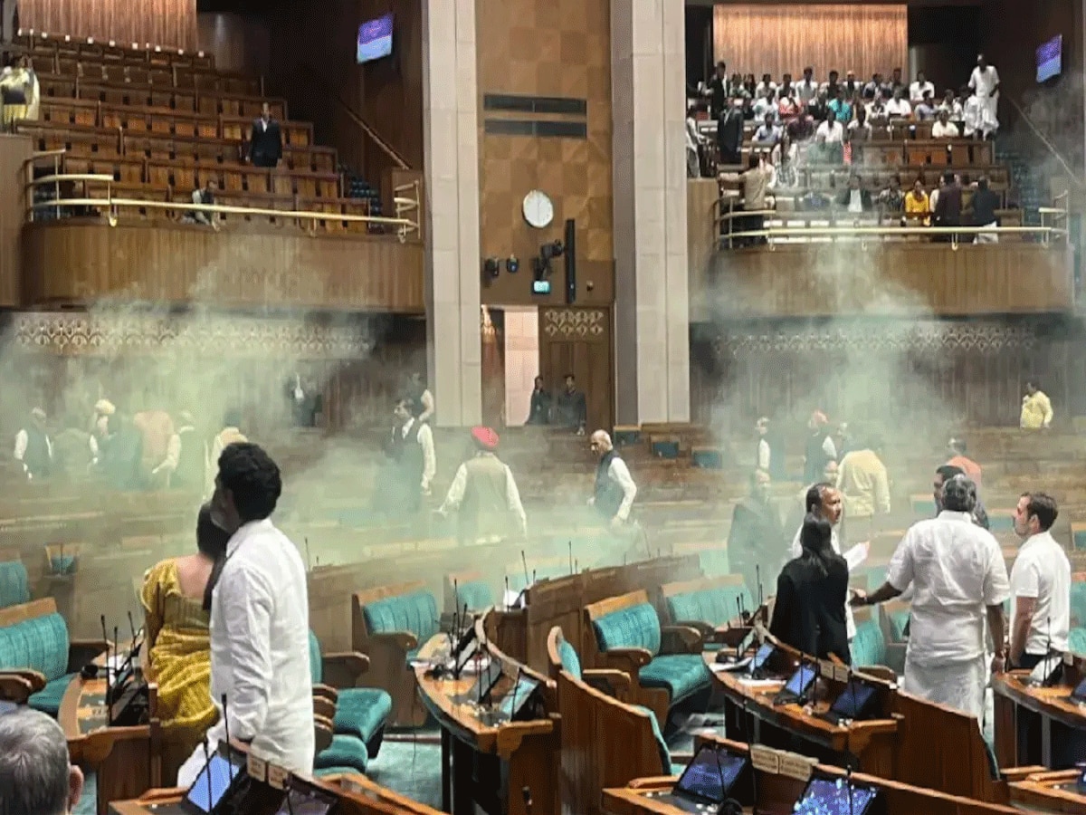 Parliament Security Breach: संसद की सुरक्षा सेंधमारी में 5 लोग गिरफ्तार, गृह मंत्रालय ने जांच के कड़े आदेश