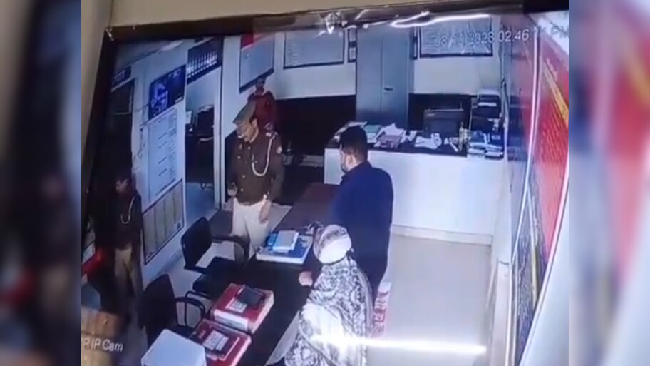 Aligarh News: पुलिस स्टेशन में महिला को मारी गोली! आरोपी फरार; वायरल हुआ वीडियो