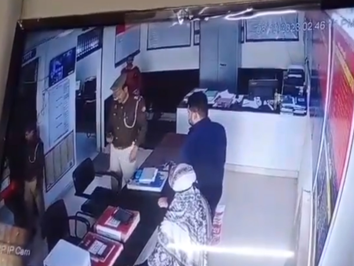 Aligarh News: पुलिस स्टेशन में महिला को मारी गोली! आरोपी फरार; वायरल हुआ वीडियो Aligarh News: पुलिस स्टेशन में महिला को मारी गोली! आरोपी फरार; वायरल हुआ वीडियो
