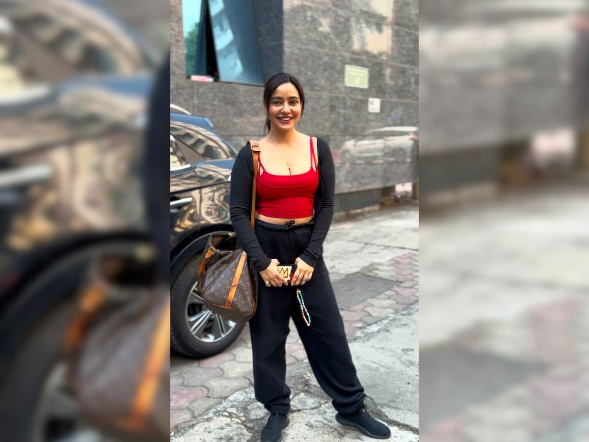 Neha Sharma sizzling gym look in red crop top and black pant Tanhaji ...