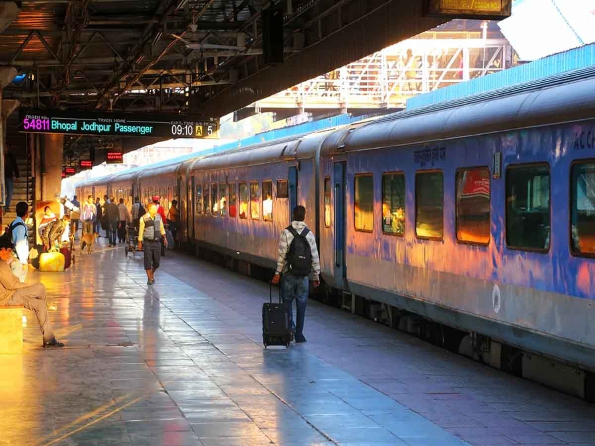 Train Cancelled List: क्रिसमस, न्यू ईयर से पहले यात्रियों को झटका, रेलवे ने 30 दिसंबर तक रद्द की ये ट्रेनें...