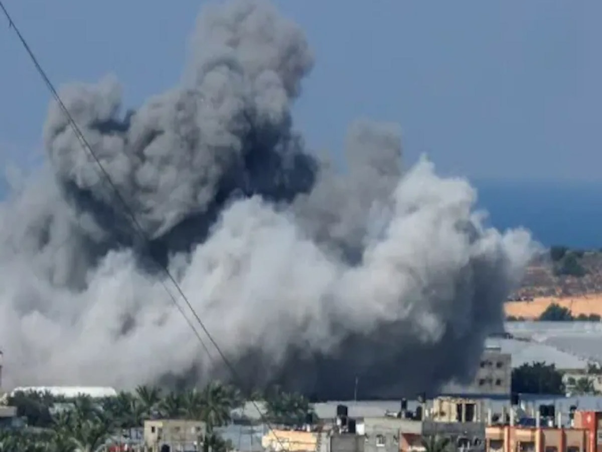 Rafah Airstrike: सड़कों पर सोने पर मजबूर फिलिस्तीनी! राफह में मारे गए 26 लोग