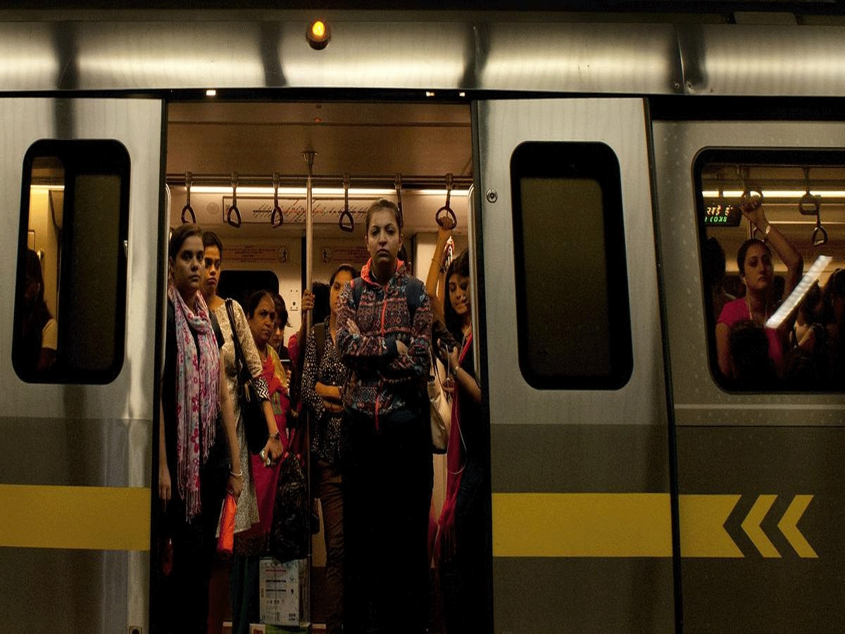 Delhi Metro Accident: मेट्रो के गेट में कपड़ा फंसने से महिला की मौत, सफर के दौरान इन बातों का रखें खास ध्यान