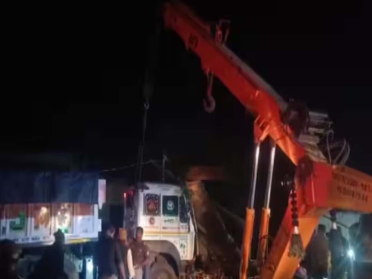 ढाबे में घुसा तेज रफ्तार ट्रक, मालिक समेत 4 लोगों की मौके पर हुई मौत