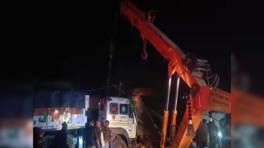 ढाबे में घुसा तेज रफ्तार ट्रक, मालिक समेत 4 लोगों की मौके पर हुई मौत
