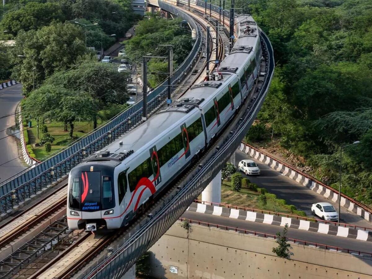 Delhi Metro: ଦିଲ୍ଲୀ ମେଟ୍ରୋରେ ଦୁର୍ଘଟଣା, ଫାଟକରେ ଶାଢୀ ଲାଗି ମହିଳାଙ୍କ ମୃତ୍ୟୁ 