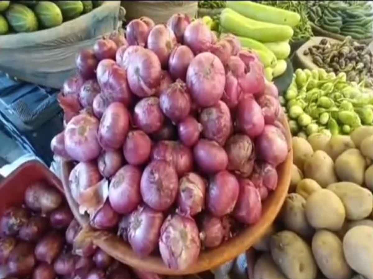 Onion Price: प्याज निर्यात पर बैन से किसान परेशान, अब 15 से 25 रुपये किलो बिक रहा प्याज