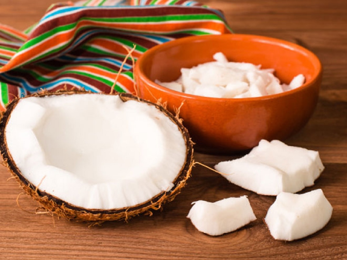 Raw Coconut Benefits: सेहत के लिए बहुत ही फायदेमंद होता है कच्चा नारियल, देखें एक नजर