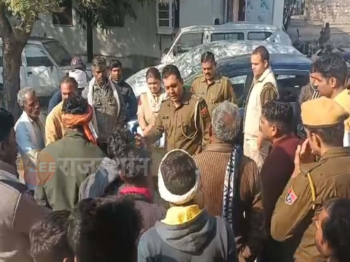 एक्सीडेंट के बाद परिजन और पुलिस सड़क पर बात करते हुए. 