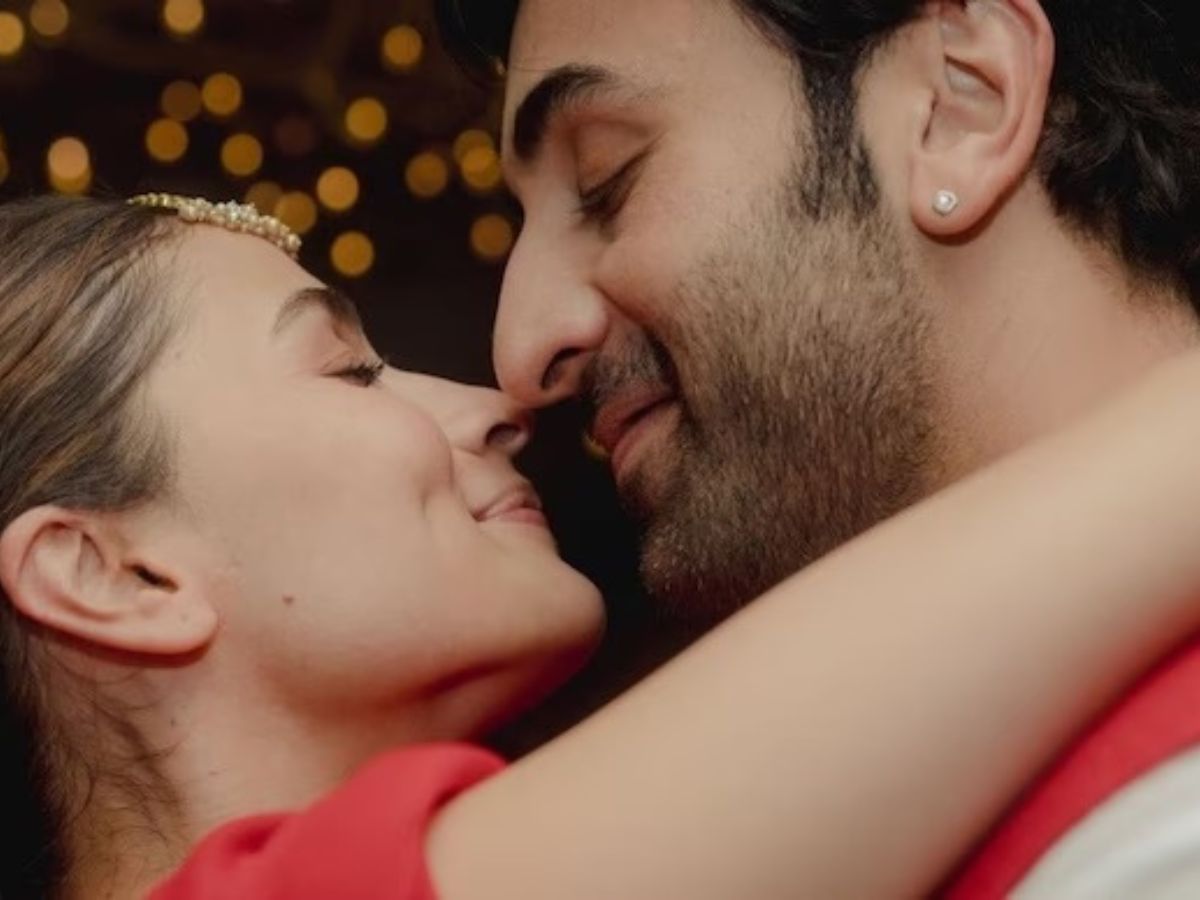 Yearender 2023: एनिमल से लेकर दीपिका की बिकिनी और कॉफी विद करण के एपिसोड तक, ये रहे टॉप बॉलीवुड विवाद 17 आलिया भट्ट की लिप्स्टिक पर रणबीर कपूर का कमेंट