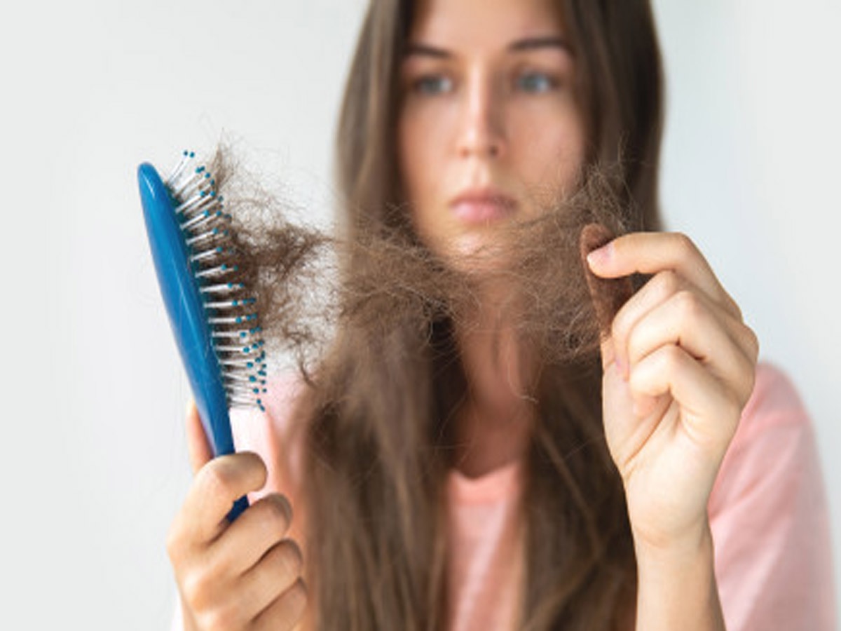 Hairfall Problem: क्यों झड़ते हैं बाल? ये हैं 5 अहम वजह