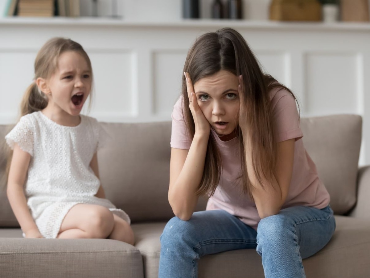 Parenting Tips: बात-बात पर जिद्दी और गुस्सैल हो जाता है आपका बच्चा? बिना फटकार लगाए ऐसे करें डील 