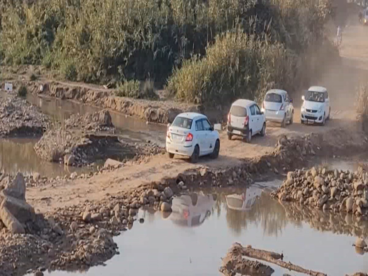 Nalagarh News: पंजाब सीमा पर सटे पुल का निर्माण ना होने से नदी के बीच से होकर निकाली जा रही गाड़ियां 