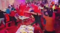 Wedding Viral Video: शादी में पनीर खत्म हो गया तो फूटा रिश्तेदारों का गुस्सा, लड़ाई-लड़ाई में एक-दूसरे पर कुर्सियां दे मारी...