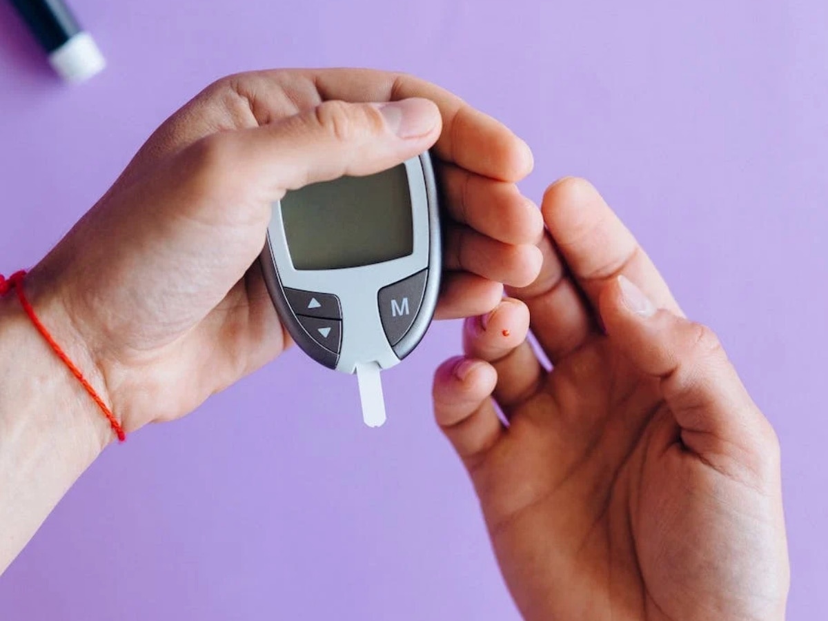 High Blood Sugar Symptoms: सर्दियों में ब्लड शुगर बढ़ने पर नजर आते हैं ये संकेत, तुरंत भागे डॉक्टर के पास