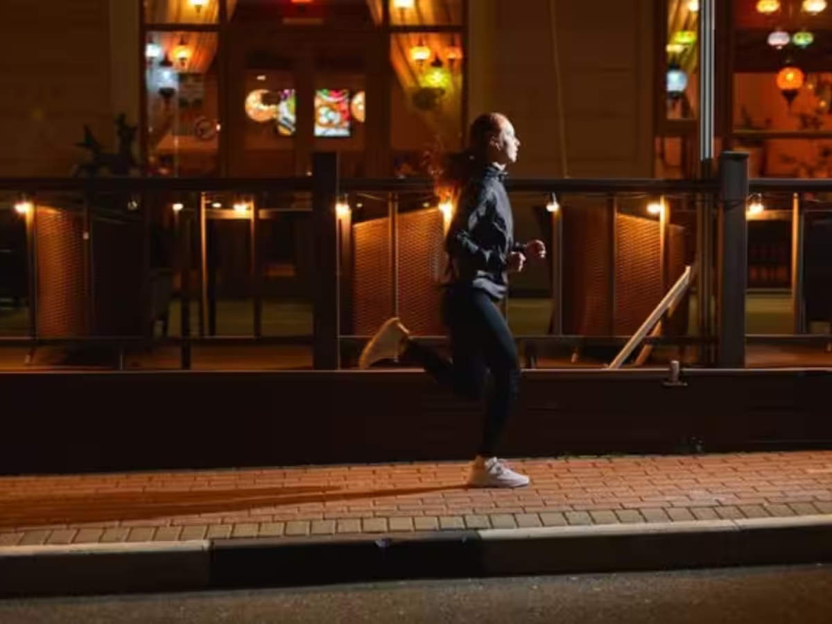 Health Tips: खाना खाने के तुरंत बाद ना करें ये 5 काम, सेहत पर पड़ेगा बुरा असर... 15 टहलना