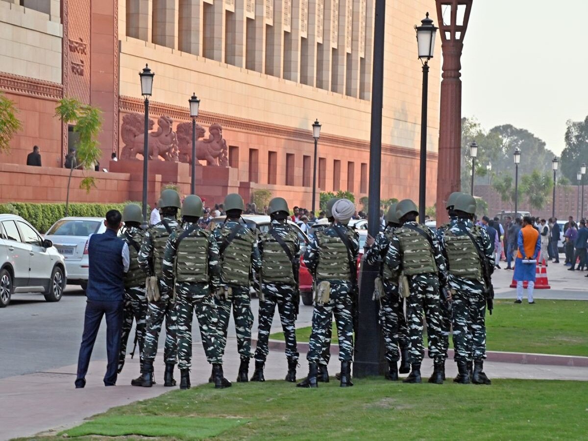 संसद में हुई सुरक्षा चूक के बाद बड़ा बदलाव, अब दिल्ली पुलिस की जगह CISF संभालेगी जिम्मा