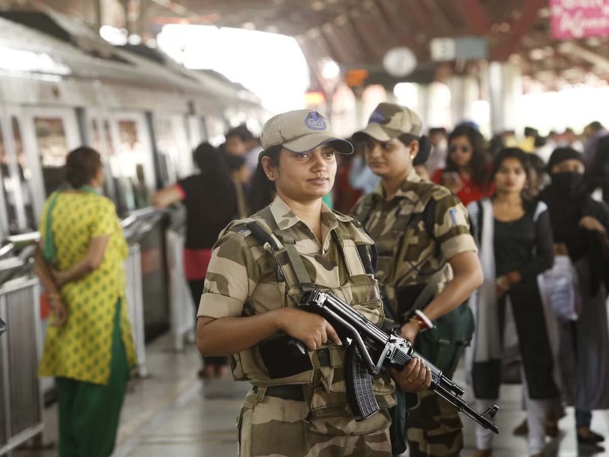 Parliament Security Breach: दिल्ली पुलिस नहीं अब CISF करेगी संसद की सुरक्षा; जानें CISF में क्या है खास?