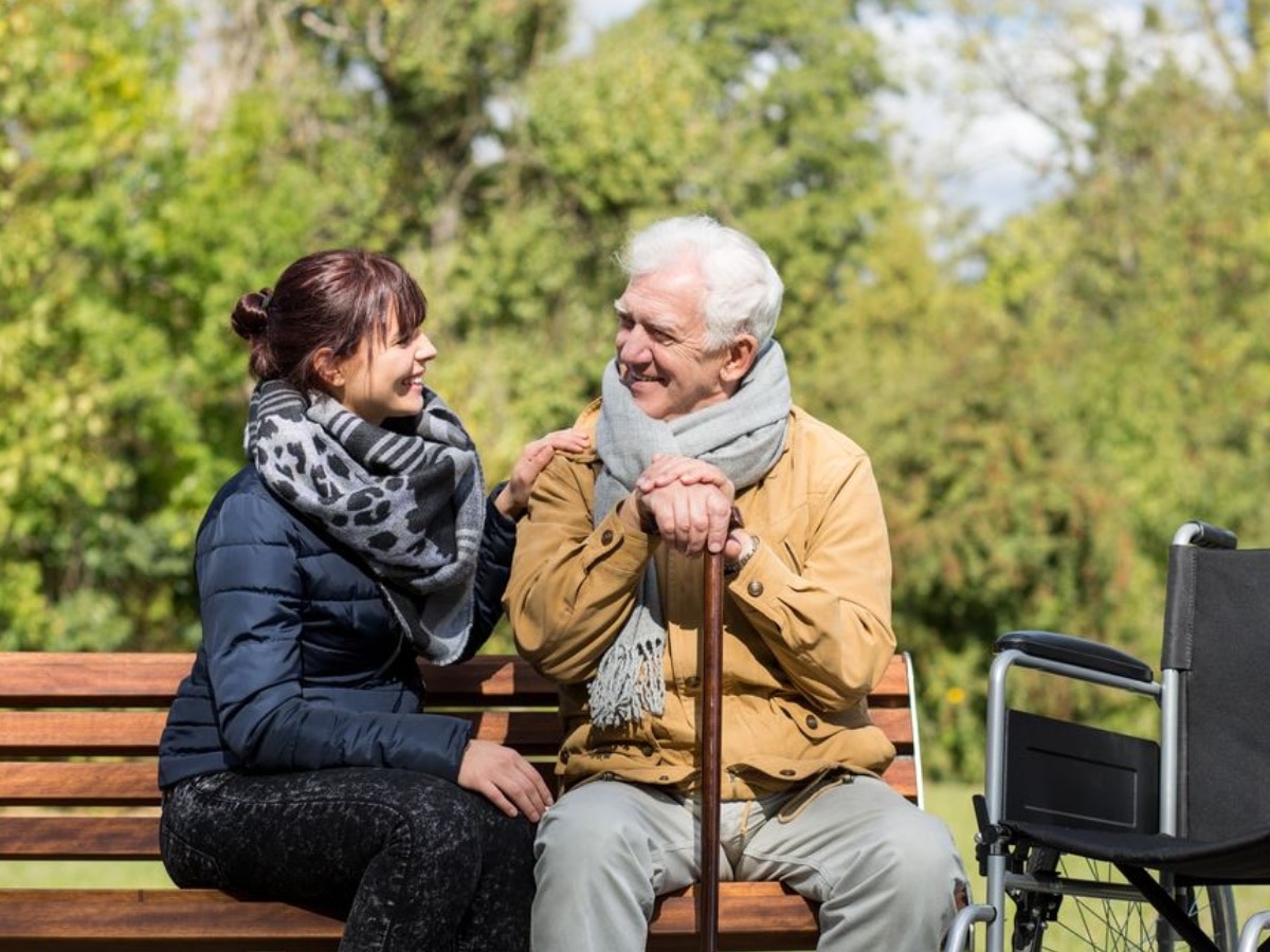 Elderly Care Tips In Winter: ठंडियों में ऐसे करें घर के बुजुर्गों की देखभाल, पूरे सर्दी रहेंगे हेल्दी और हैप्पी 