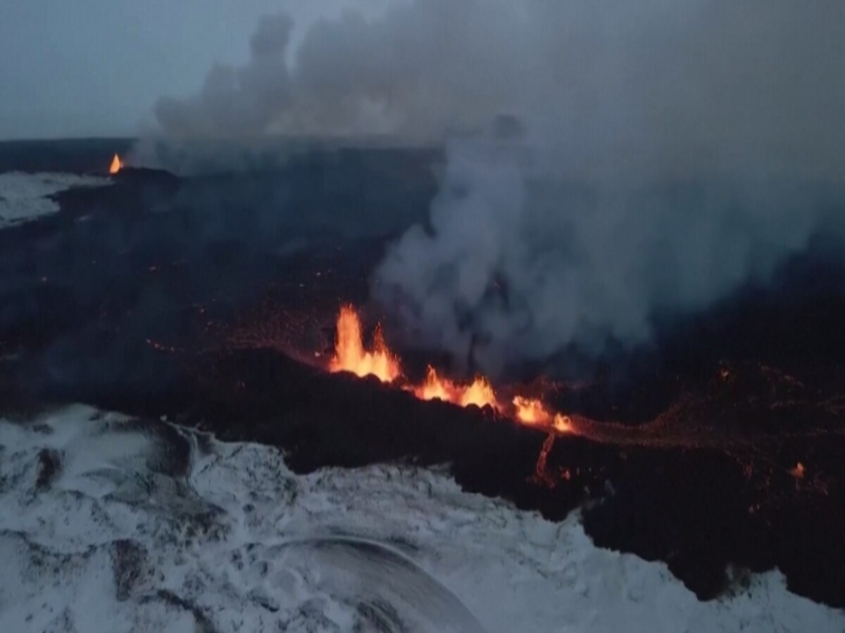 ज्वालामुखी विस्फोट से 100 फीट ऊंचा उछल रही लावा की लपटें, हैरान कर देने वाली आई तस्वीरें