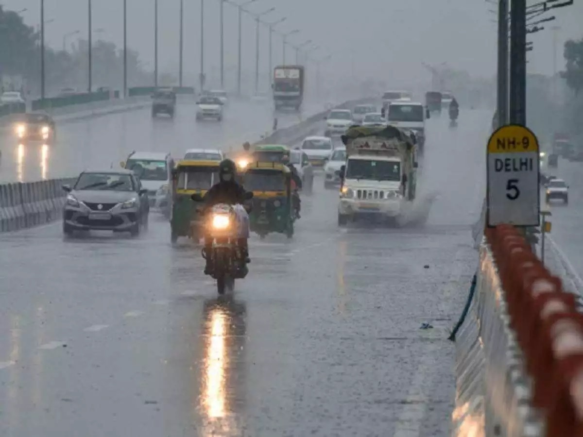 Weather Update: दिल्ली के मौसम में जल्द आएगा बदलाव, कल हो सकती है बारिश