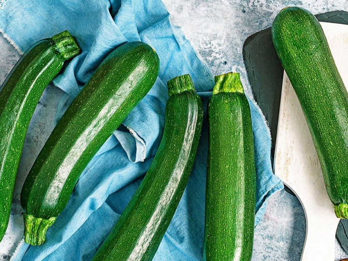 Benefits of Zucchini: कमजोर हड्डियों को चट्टान सा मजबूत बनाती है ये सब्जी, त्वचा में भी बढ़ती है चमक 