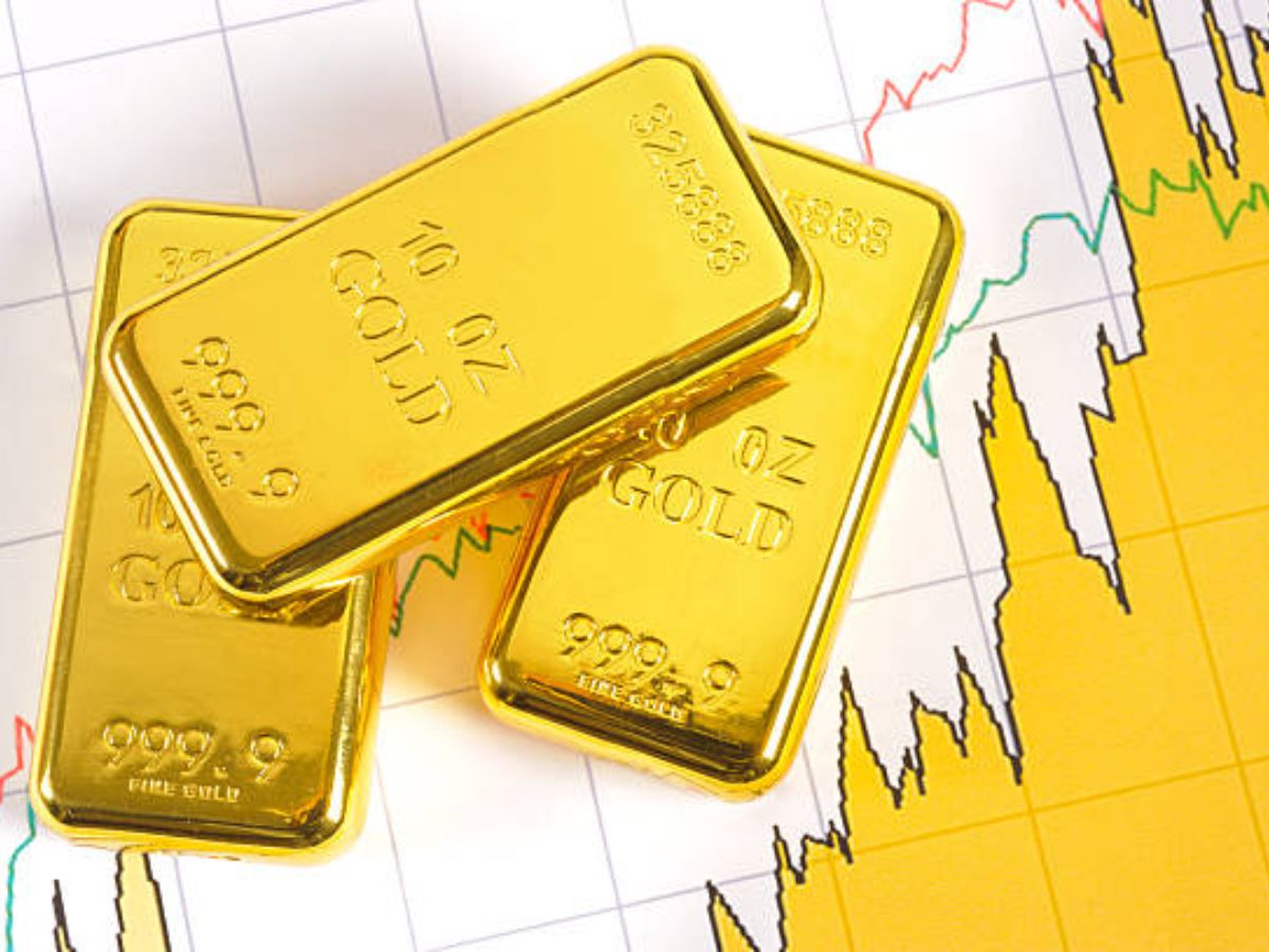 Gold Silver Price: शुक्रवार को चांदी के बढ़े तेवर, सोने का भाव नरम, जानें आज क्या भाव बिकेंगे आभूषण...