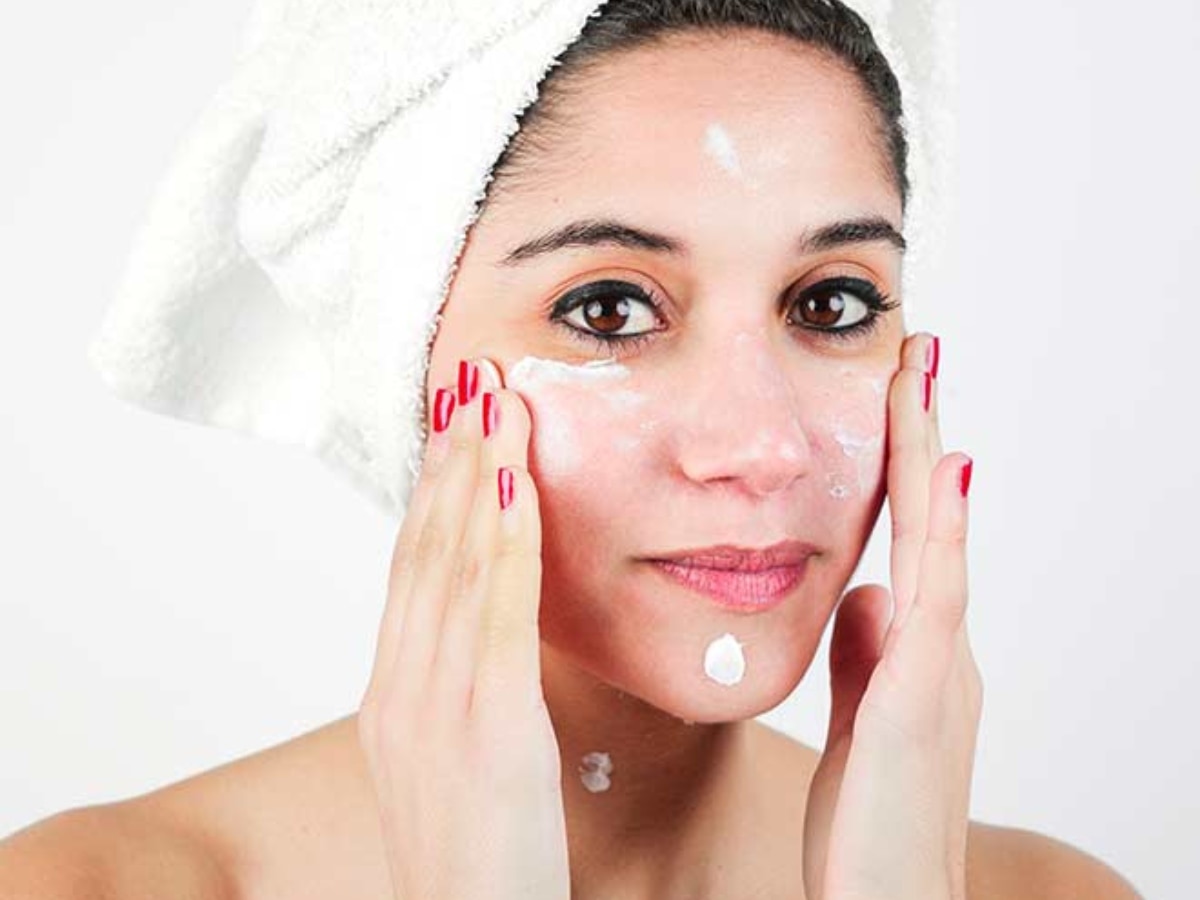 Follow These 5 Beauty Tips For Glowin G Skin On Christmas Christmas पर पाना चाहते हैं ग्लोइंग 3929